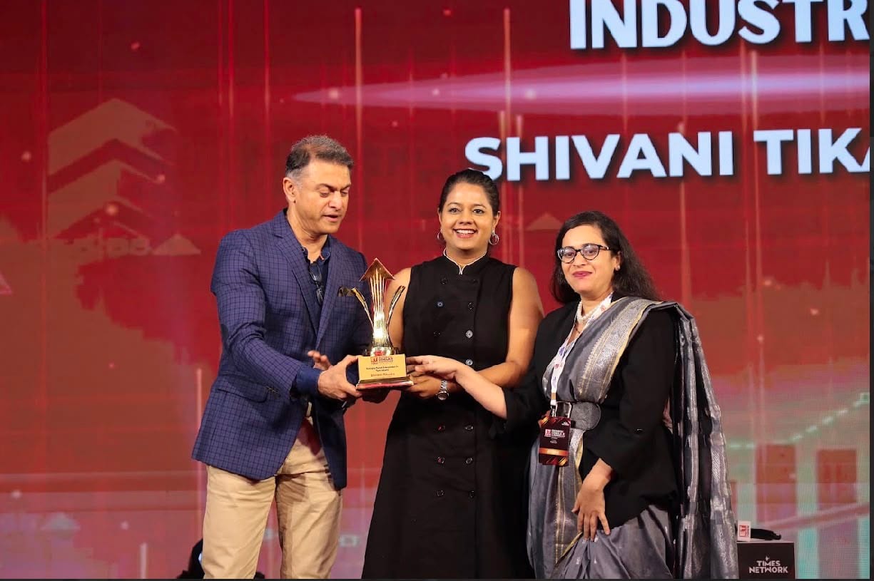 Shivani Tikadia receiving the SecComply award on stage at the ETNOW.in Business Conclave and Awards 2026, West Edition, Mumbai